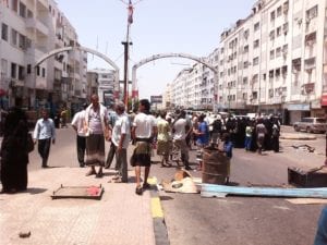 العشرات يتظاهرون بعدن مطالبين الحكومة بصرف راتبهم