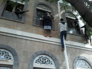 مشاهد وممارسات غش "غريبة" تحدث في اليمن (صور)