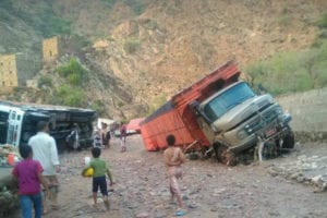 السيول تجرف عدد من السيارات والناقلات في هيجة العبد والضحايا 7 مسافرين