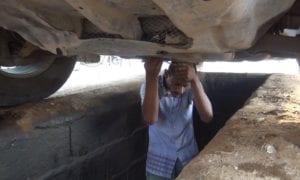 قصة شاب يمنى كفيف يعمل بمهارة عالية في صيانة السيارات "صور "