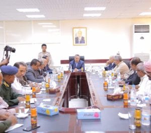 الحكومة تناقش تراجع العملة اليمنية في غياب محافظ البنك المركزي ونائبه