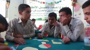 بفرشاة ومزيج من الألوان...أطفال يتخلصون من آثار الحرب فى اليمن