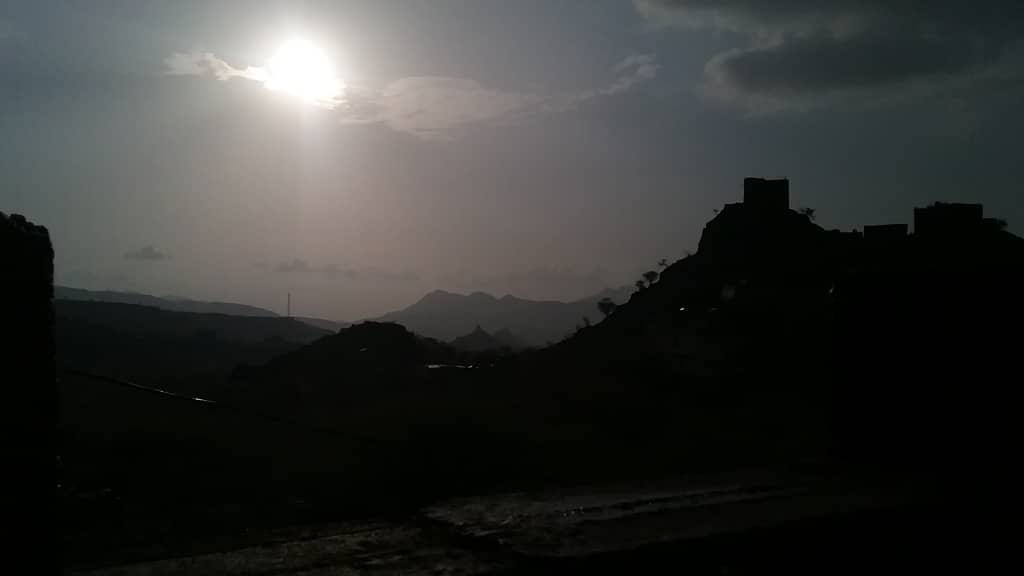 منظر مسائي لقرية ريفية في محافظة تعز