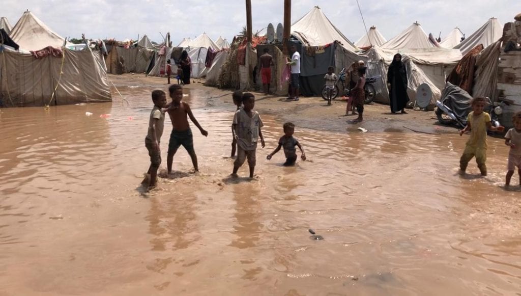 وفاة شخصين ومخاوف من كارثة إنسانية وبيئية في عدن