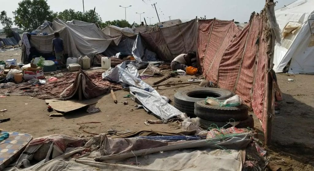 تضرر مخيم نازحي الحديدة شمال عدن والأرصاد يحذر المواطنين