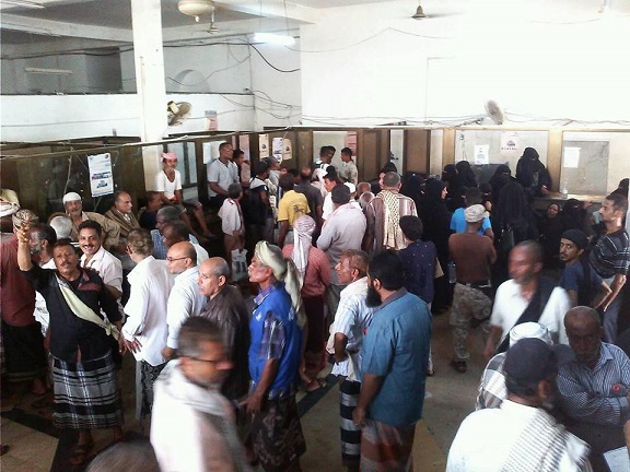موظفيين ومتقاعدين في العاصمة عدن ينتظرون  صرف رواتبهم من البريد- المشاهد