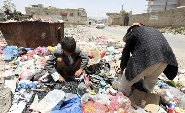 اطفال يمنيين يبحثون عن بقايا الطعام في مكب النفايات