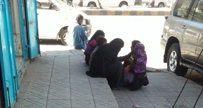 أجبرتهن الحاجة.. نساء يلتحفن البرد ليلاً بشوارع صنعاء