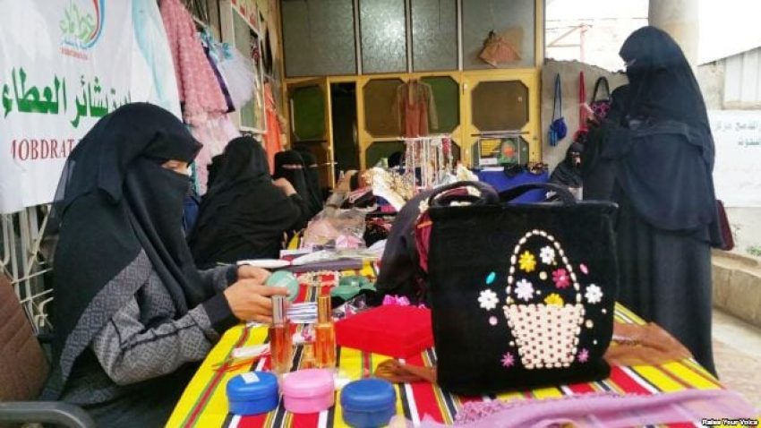 فتاة يمنية: هناك عائلات تعامل النساء كعبيد