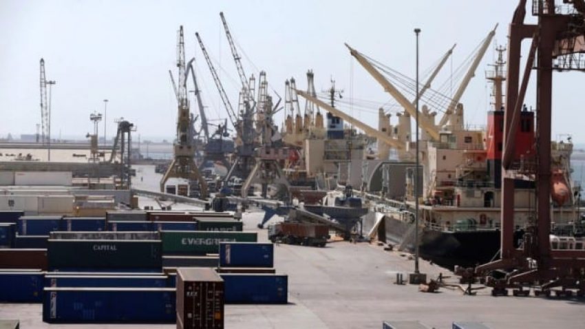 الحوثي يهاجم أمريكا والحكومة الشرعية تسير نحو تحرير ميناء الحديدة