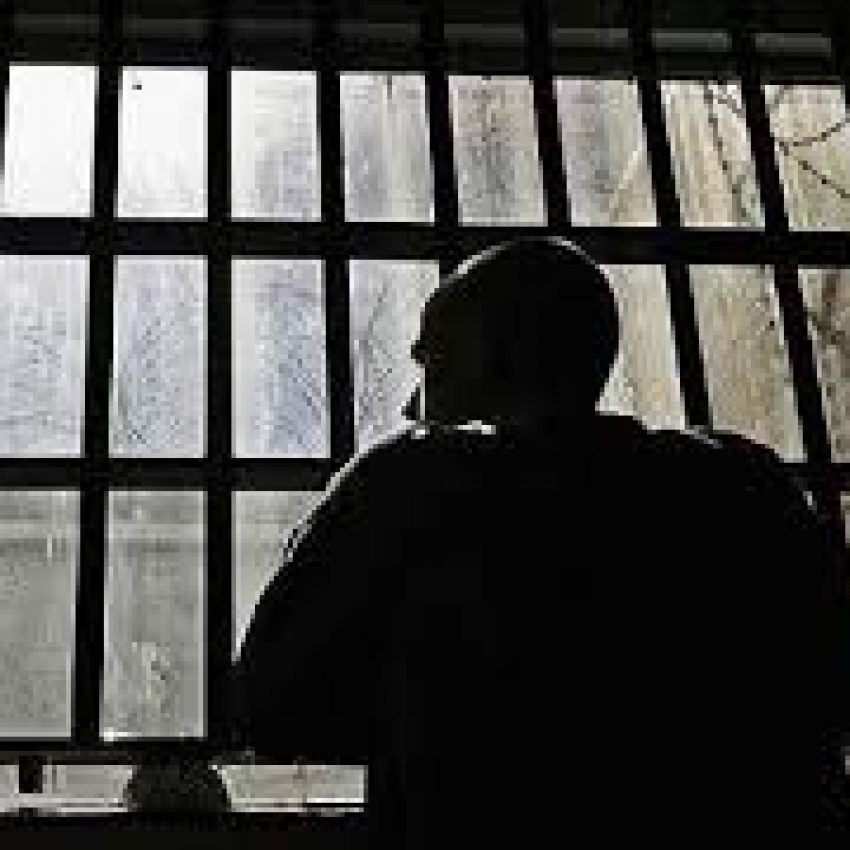 أمهات المعتقلين تحذر من تفشي «كورونا» في السجون