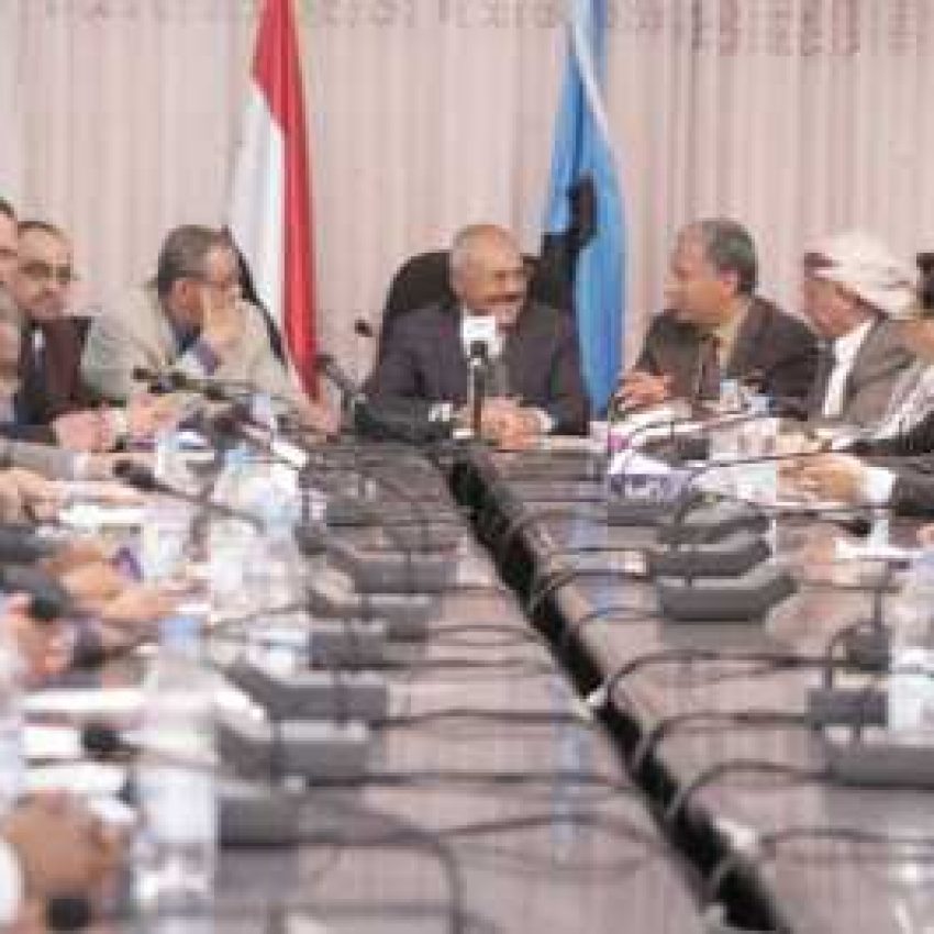 مؤتمر صالح يستنكر تكفير قياداته من قبل الحوثي ويحمله مسئولية المرتبات 