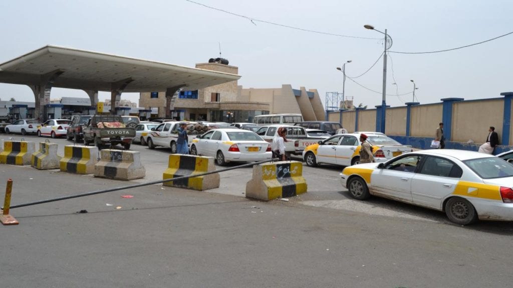 استمرار أزمة المشتقات النفطية في صنعاء