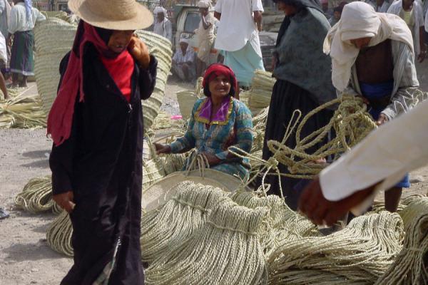 الحرب تعرض الصناعات اليدوية التقليدية للاندثار في محافظة الحديدة