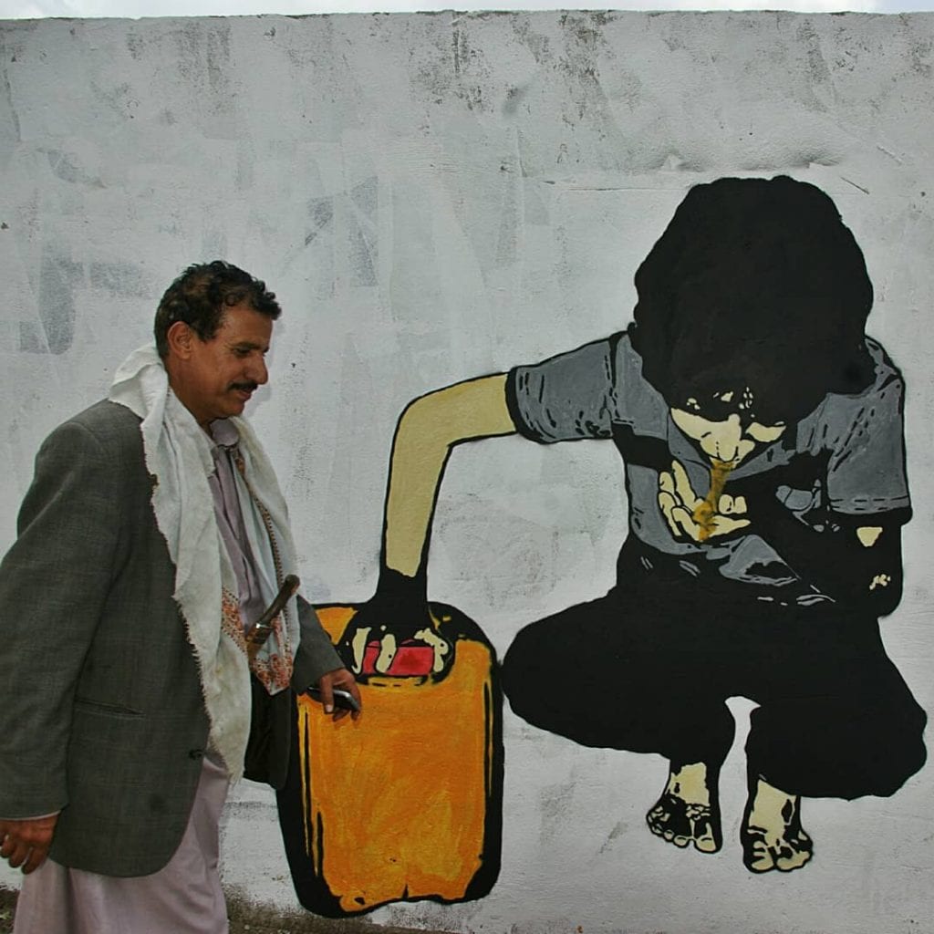 هيفاء .. فنانة الرسم على الجدران تخاطب العالم بإيقاف الحرب