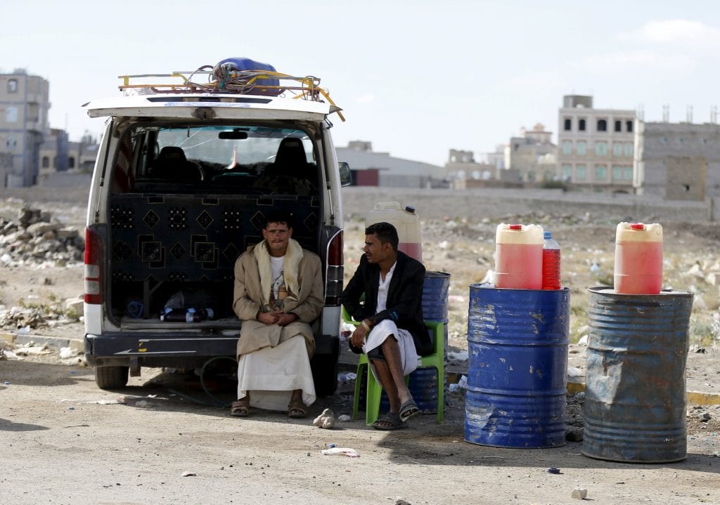 تفاقم أزمة البترول في صنعاء وارتفاع سعره في السوق السوداء