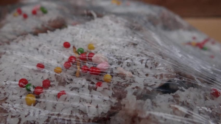 "الأسد"فى عدن يبيع حلوى "المُلبّس" ليشتري عِزّة النفس