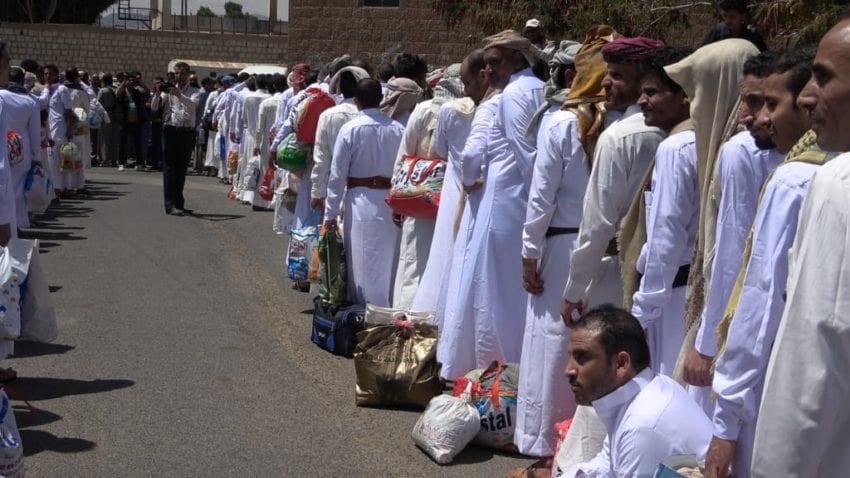 الحوثيون يفرجون عن 350 معتقلاً
