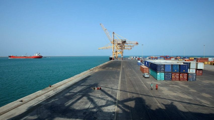 الحوثيون يرفضون تفريغ سفينة وقود في ميناء الحديدة