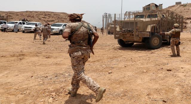 حضرموت : القوات الإماراتية تسلم مواقع عسكرية للحكومة
