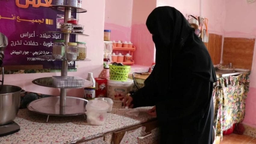 صناعة الحلويات… ميدان جديد لعمل النساء في مدينة ذمار