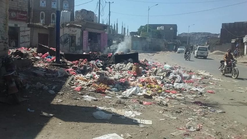 الضالع: مواطنون يشتكون من تكدس القمامة وطفح المجاري