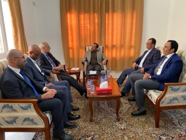 وفد الحوثيين يلتقي السفير البريطاني في مسقط