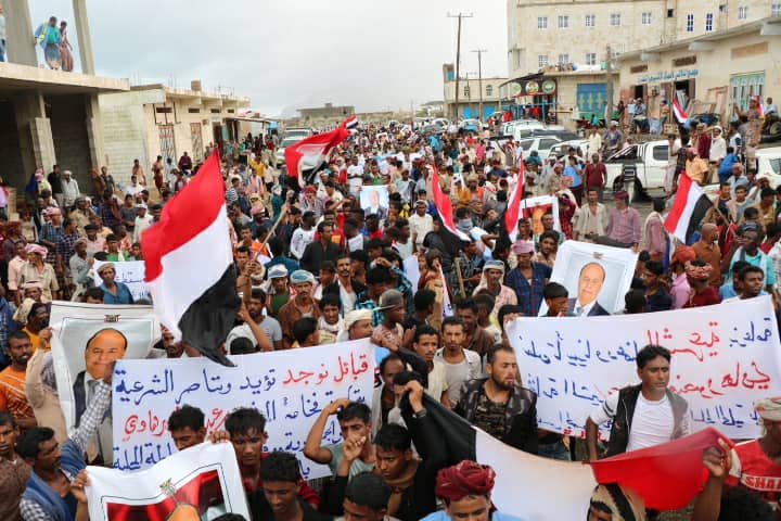 سقطرى: مظاهرة مؤيدة للمحافظ امام مقر التحالف