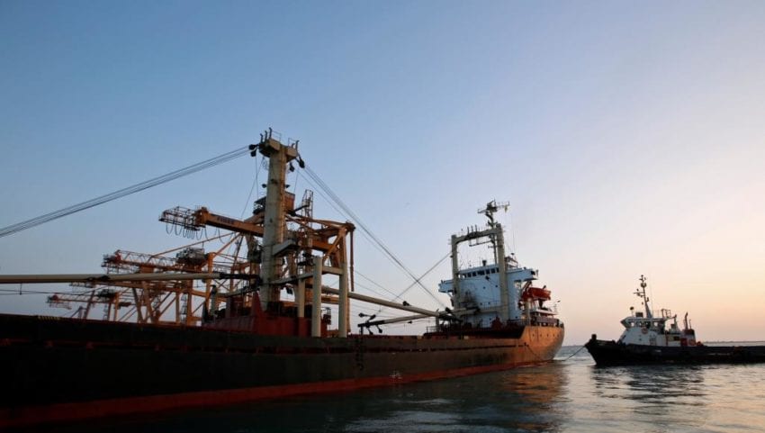 الحكومة تعلن عن السماح بدخول سفن نفطية غرب اليمن