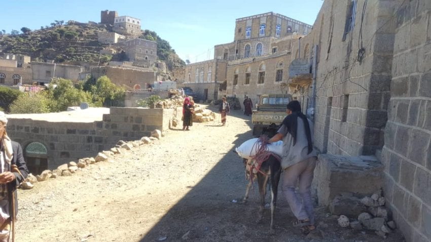 قرية الشقب بريف تعز… حاضرة في الحرب منسية من المساعدات