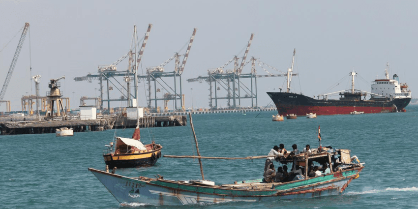 عدن : قوات موالية " للمجلس الانتقالي "تسيطر على ميناء الزيت