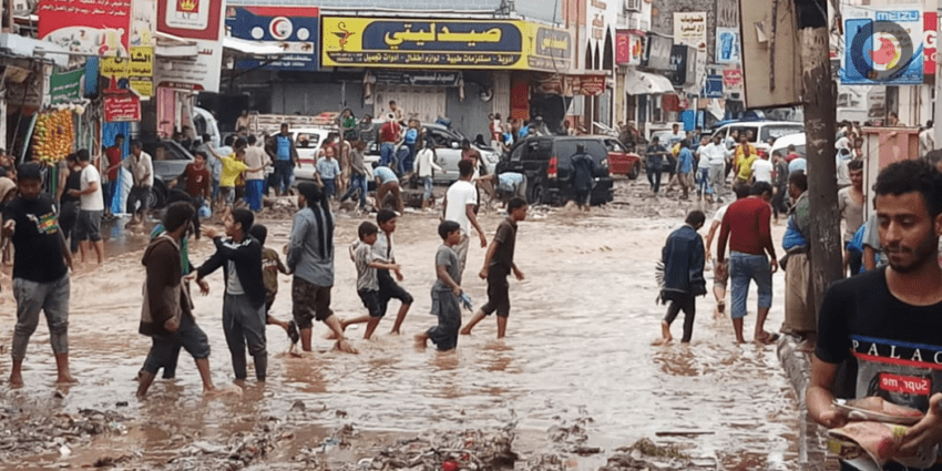 عدن.. سيول الأمطار تتسبب بأضرار في منازل المواطنين
