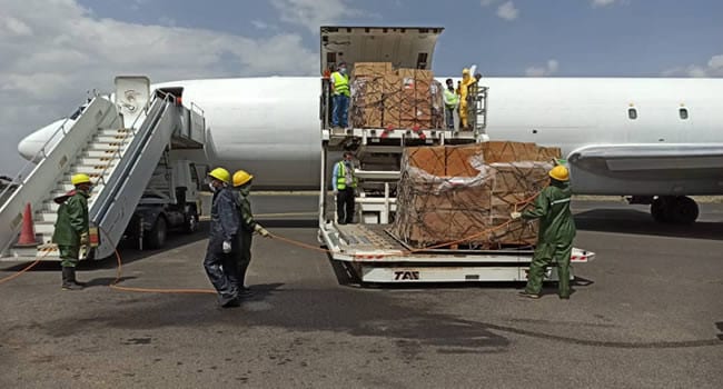 طائرة تحمل مساعدات طبية تصل مطار صنعاء