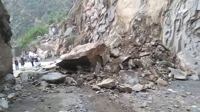 الانهيارات الصخرية تغلق المنفذ الوحيد لمدينة تعز