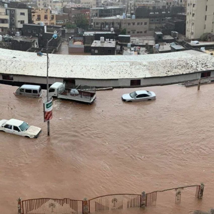 وفاة طفلة بسبب سيول الأمطار في مدينة إب