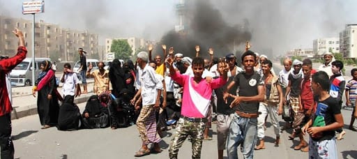 العشرات يتظاهرون في عدن للمطالبة بتوفير الخدمات