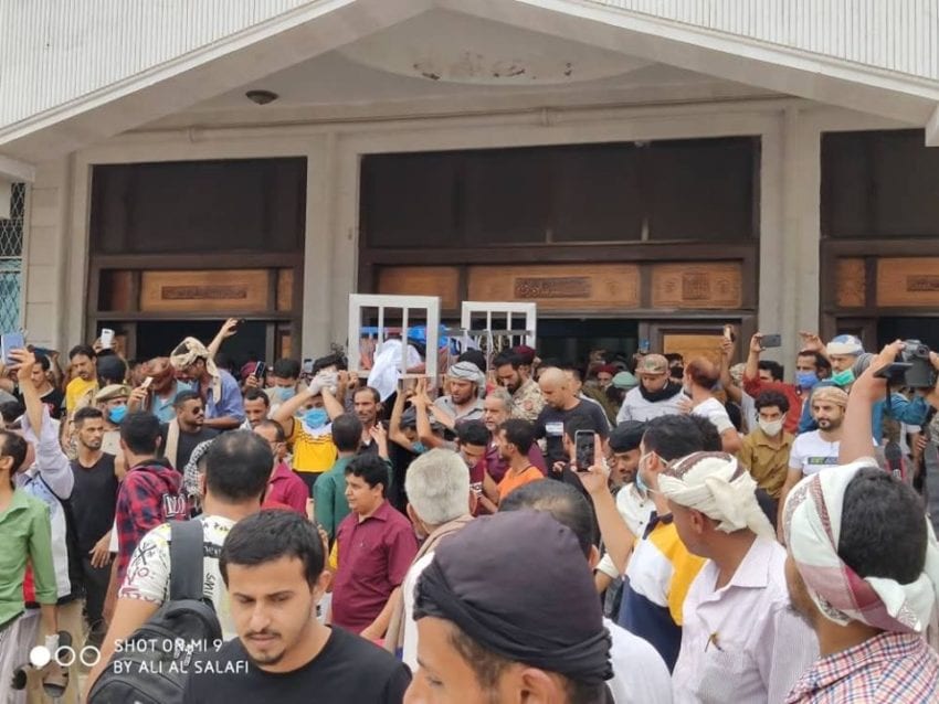 الآلاف يشيعون المصور الصحفي القعيطي في عدن
