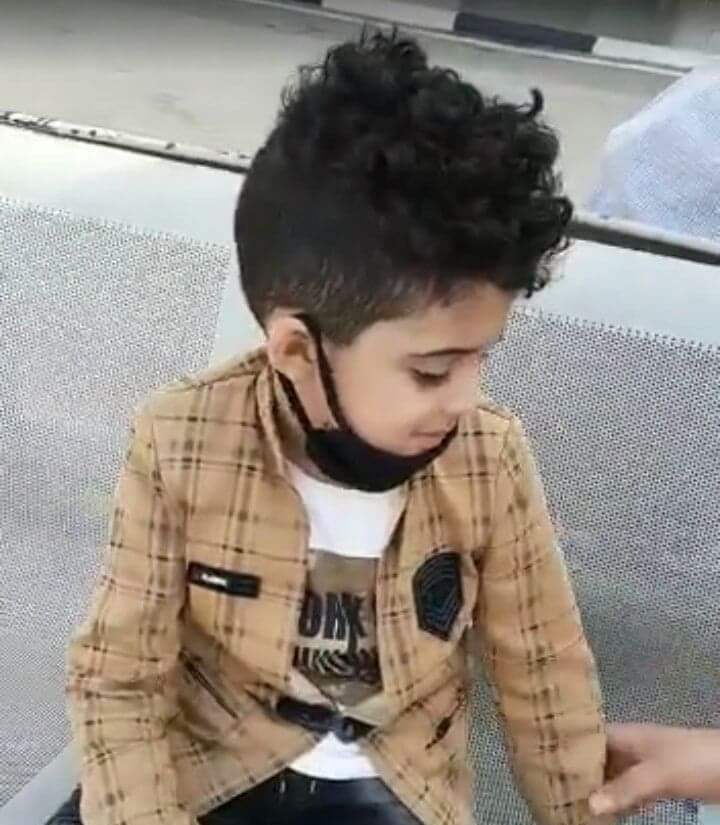 طفل يمني يصرخ في مطار القاهرة "أشتي أسافر اليمن"