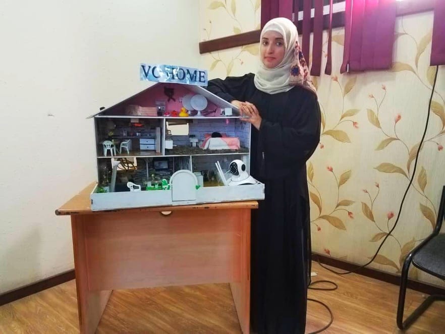 شابة يمنية تخترع بيتاً ناطقاً لذوي الاحتياجات الخاصة