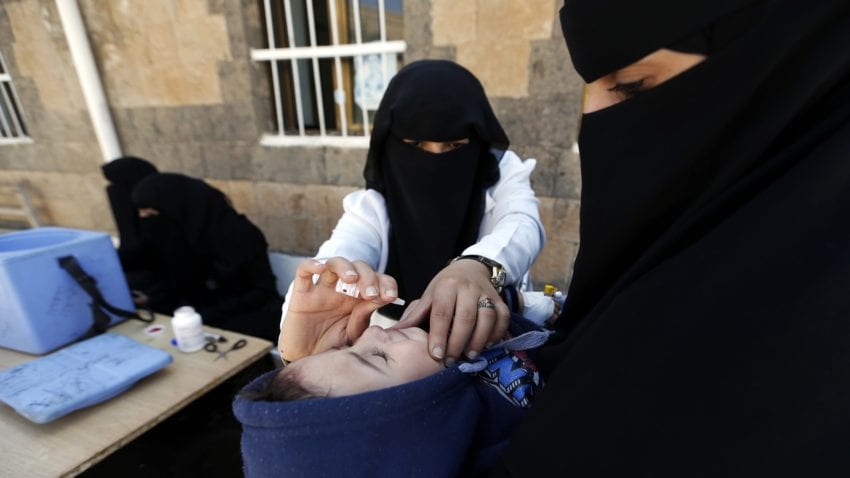 مسؤول يمني يحذر من عودة مرض شلل الأطفال
