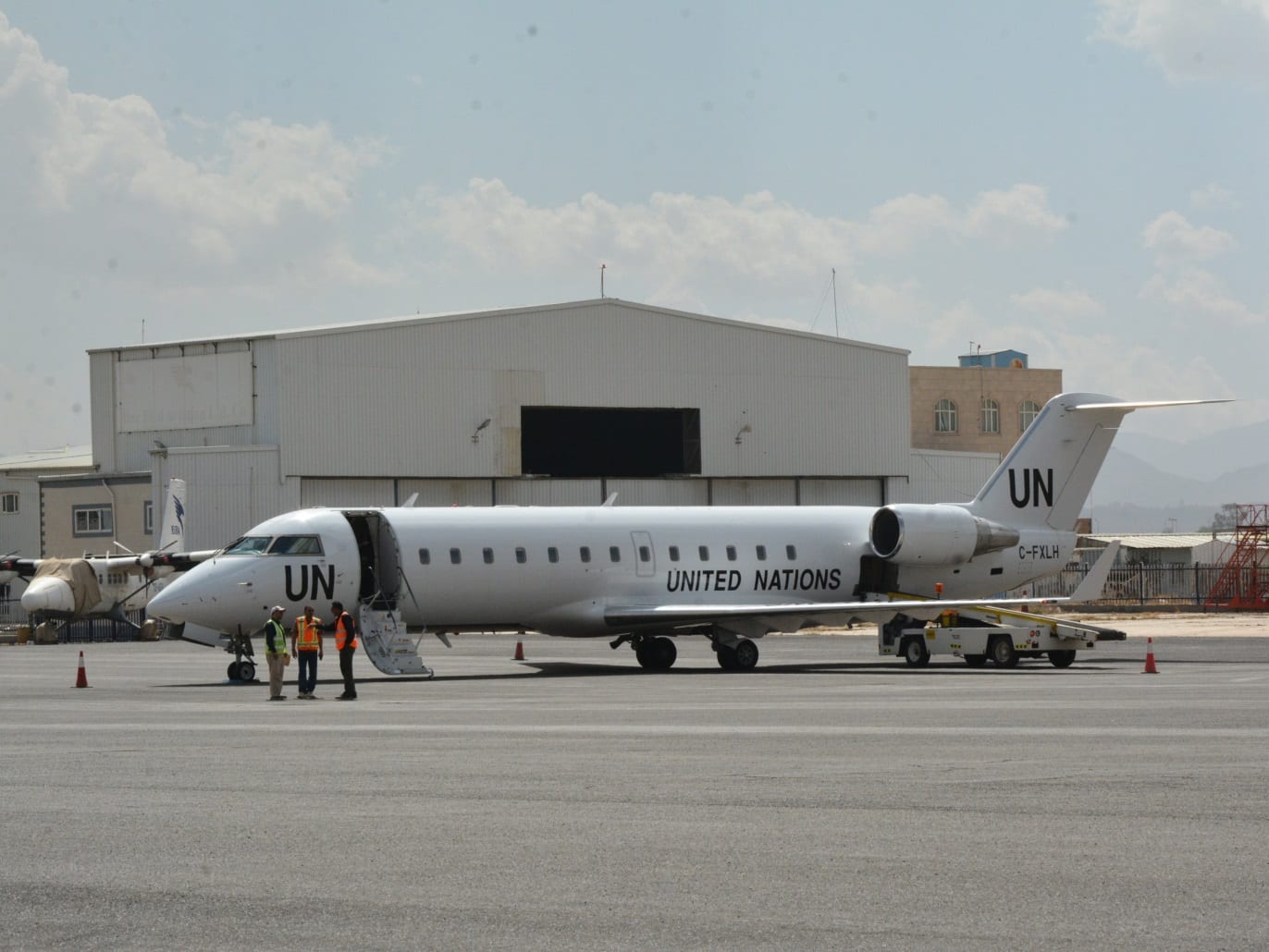 طائرة أممية تنقل وفد حوثي من مطار صنعاء إلى سويسرا