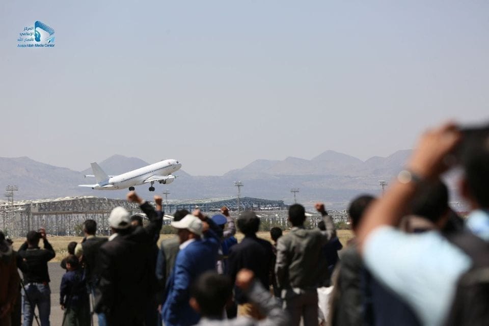 وصول ثلاث طائرات تقل الأسرى إلى مطار صنعاء | المشاهد نت