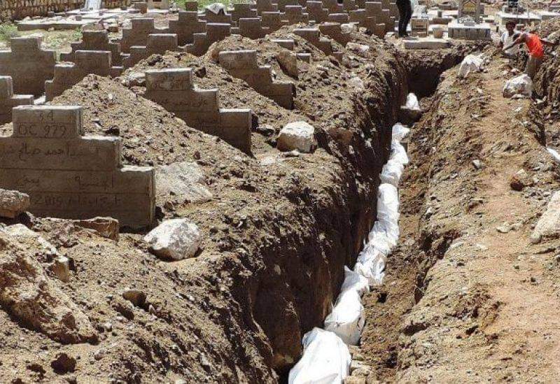 الحوثيون يواصلون دفن 715 جثة تزعم أنها مجهولة الهوية