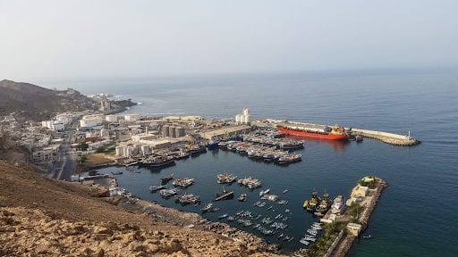 عمال موانئ البحر العربي يهددون بالإضراب الشامل