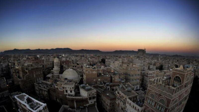 حظر سفر مدراء البنوك وبوادر أزمة وقود في صنعاء