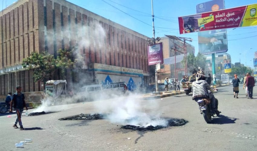 محتجون يقطعون شوارع مدينة تعز
