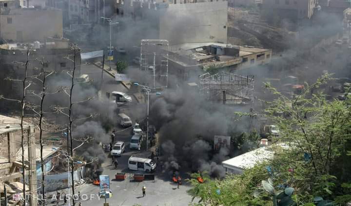 مسلحون يقطعون الشوارع الرئيسية وسط مدينة تعز