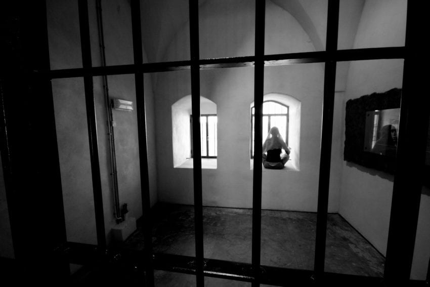 جماعة الحوثي تفرج عن 18 سجينًا