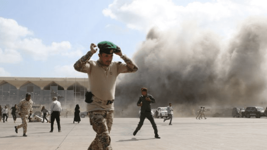 آثار الإنفجار في مطار عدن