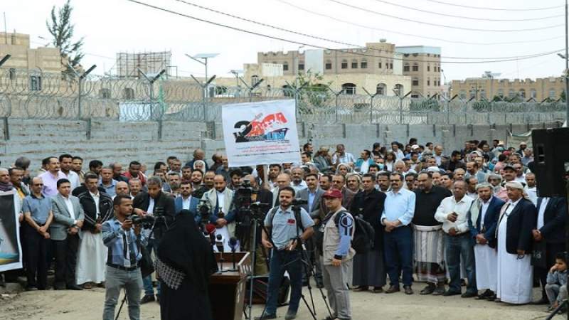 جماعة الحوثي تنظم وقفة احتجاجية أمام مكتب الأمم المتحدة بصنعاء